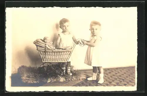 Foto-AK Zwillinge mit Puppe im Kinderwagen