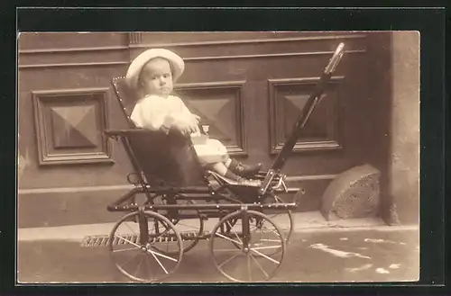 Foto-AK Kleinkind im aussergewöhnlichen Kinderwagen
