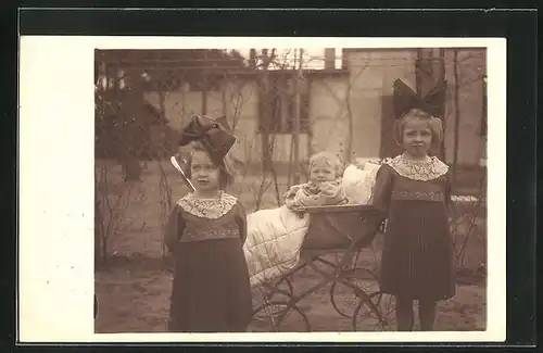 Foto-AK Mädchen mit Schleifen und Kinderwagen