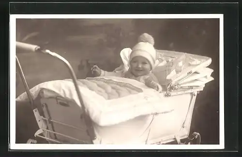 Foto-AK Erfreutes Kleinkind im Kinderwagen