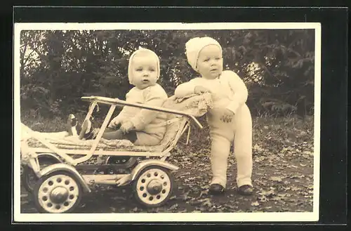 Foto-AK Kleinkinder mit Kinderwagen
