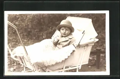 Foto-AK Kind mit Hut im Kinderwagen, 1928