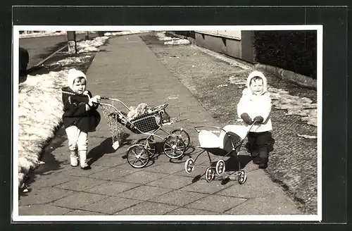 Foto-AK Kinder mit Kinderwagen auf Strasse