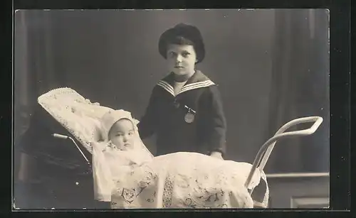 Foto-AK Geschwister mit Kinderwagen