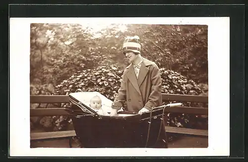 Foto-AK Mutter mit Kind im Kinderwagen