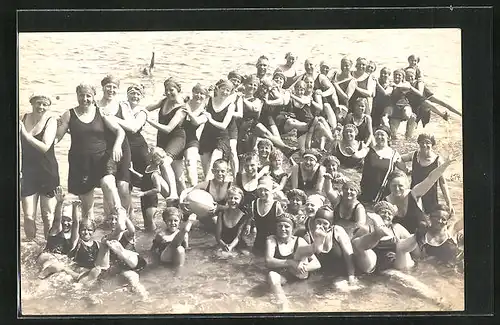 Foto-AK Grosse Gruppe an Menschen im Wasser präsentieren Ihre Bademode