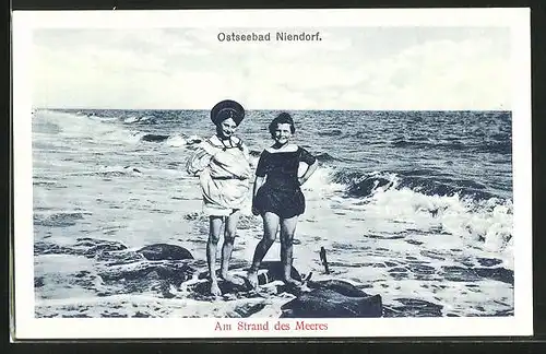 AK Niendorf, Zwei junge Mädchen am Strand des Meeres