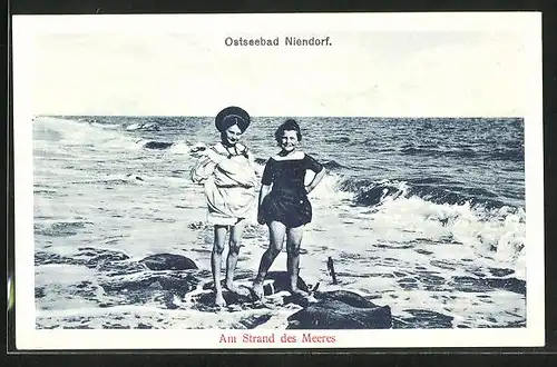 AK Niendorf, Zwei junge Mädchen am Strand des Meeres