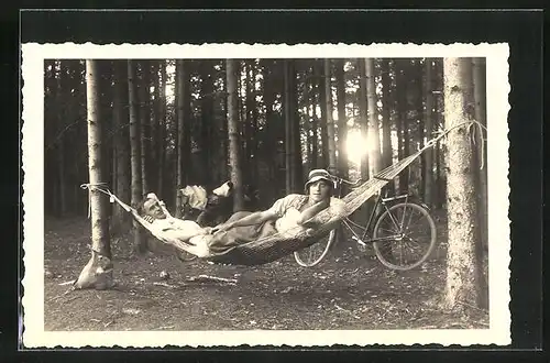 AK Kugler-Alm, Zwei Männer liegen in Hängemätte um 1935, Camping