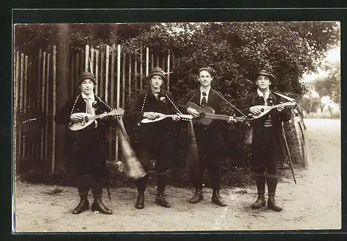 AK Vier junge Männer mit Gitarren, `Die Gitarreros`