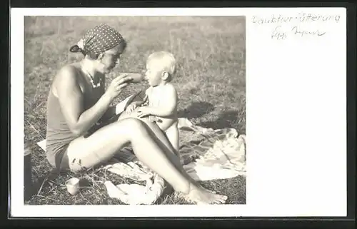 Foto-AK Junge Mutter füttert Kleinkind, Bademode