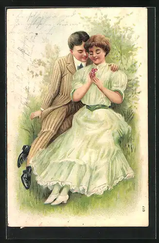 Präge-AK Bürgerliches Liebespaar mit Blume