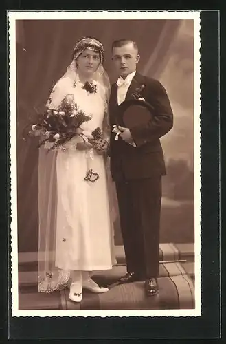 Foto-AK Braut und Bräutigam in schlichter Hochzeitskleidung