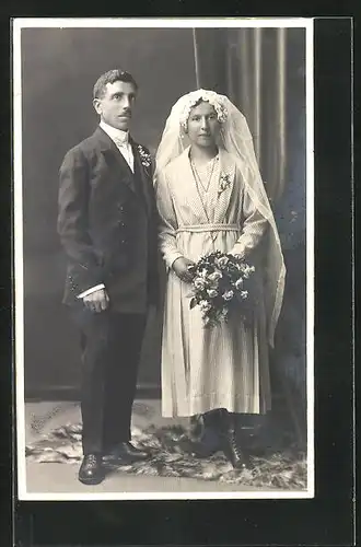 Foto-AK Junges Brautpaar mit Schleier und Brautstrauss