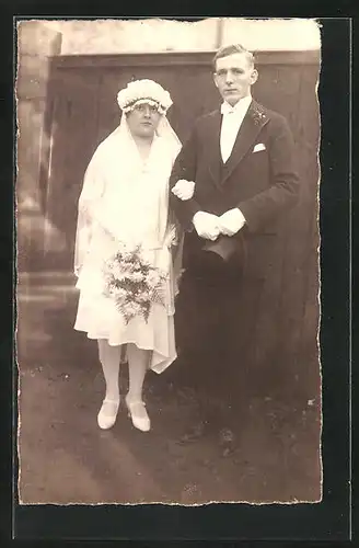 Foto-AK Junges Hochzeitspaar vor Holzwand