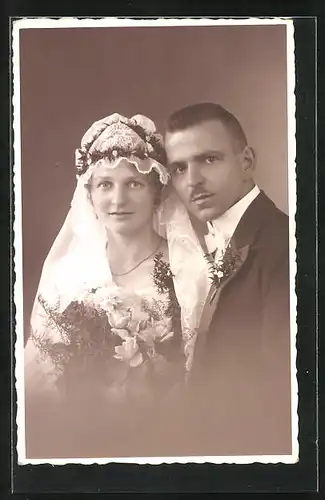 Foto-AK Portrait eines Jungen Brautpaares mit Schleier und Brautstrauss, 1928