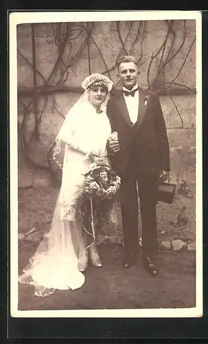 Foto-AK Junges Hochzeitspaar vor Steinwand, 1929