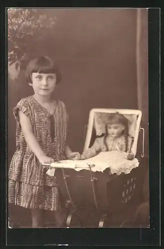 Foto-AK Mädchen mit Puppe im Kinderwagen, 1929