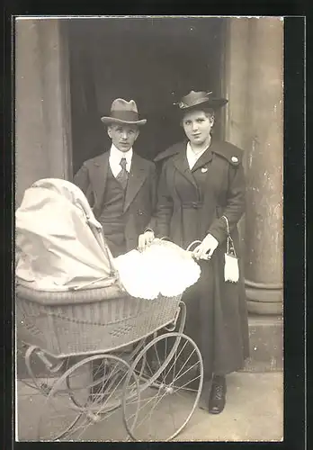Foto-AK Zufriedene Eltern mit Kinderwagen