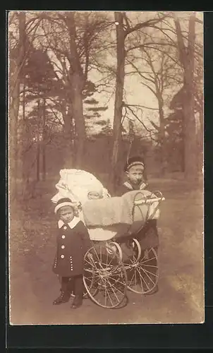 Foto-AK Knabe im Matrosenanzug mit Geschwistern und Kinderwagen
