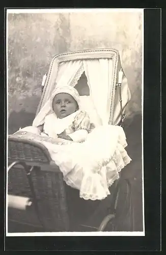 Foto-AK Kleinkind im Kinderwagen mit Haube