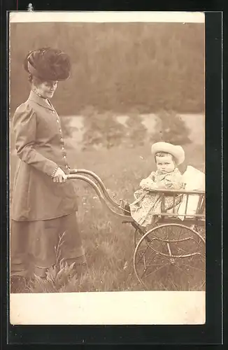 Foto-AK Mutter mit beleidigtem Kind im Kinderwagen, 1909