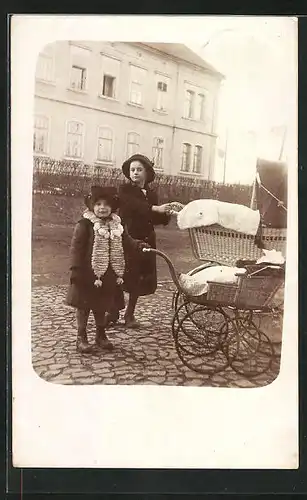 Foto-AK Freundinnen mit Kinderwagen