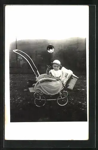 Foto-AK Kind im exquisitem Kinderwagen