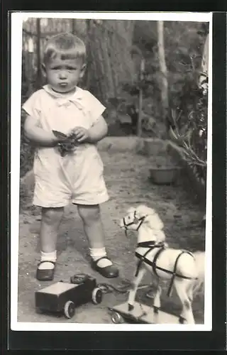 Foto-AK Knabe im Garten mit Schaukelpferd