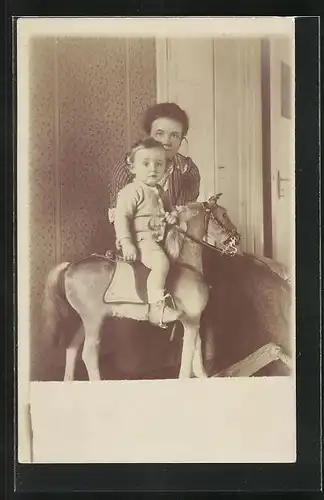 Foto-AK Sohn auf Schaukelpferd mit Mutter