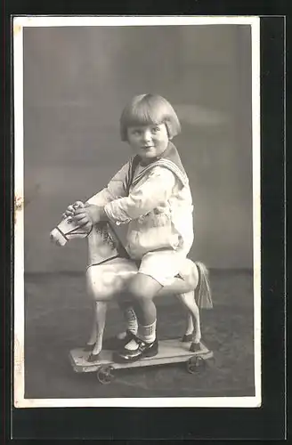 Foto-AK Kleinkind im Matrosenanzug auf Schaukelpferd