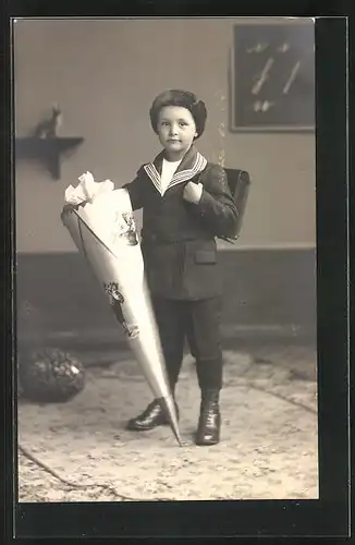 Foto-AK Kind beim Schulanfang mit Schultüte