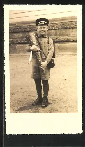 Foto-AK Glücklicher Knabe mit Zuckertüte am Schulanfang