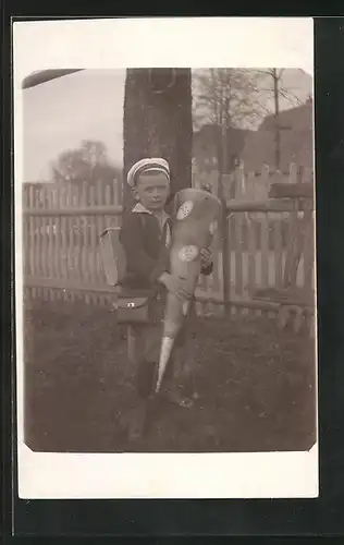 Foto-AK Knabe mit Schultüte im Garten, Schulanfang