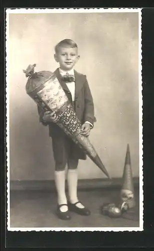 Foto-AK Knabe beim Schulanfang mit Zuckertüte