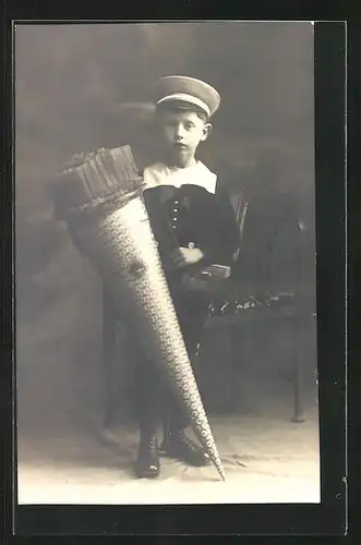 Foto-AK Erstaunter Knabe mit riesiger Schultüte, Schulanfang 1918