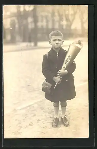 Foto-AK Missmutig blickender Knabe bei Schulanfang