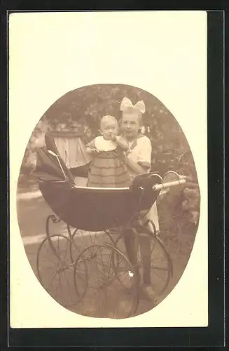 Foto-AK Geschwister am Kinderwagen, 1924, Margot Hanff und Irmgard Ludwig