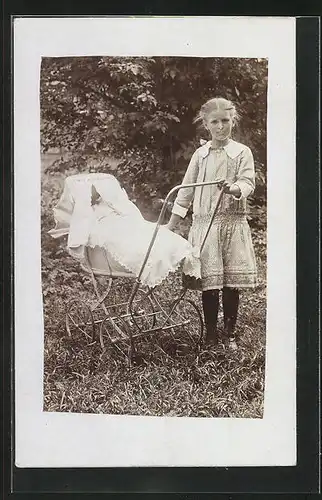 Foto-AK Grosse Schwester mit Kinderwagen