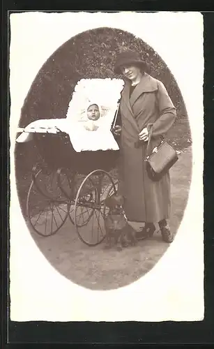Foto-AK Mutter und Kind mit Kinderwagen