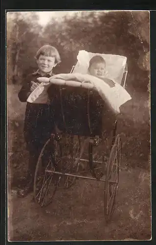 Foto-AK Geschwister mit Kinderwagen