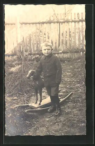 Foto-AK Knabe im Garten mit Schaukelpferd