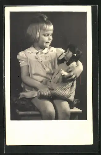 Foto-AK Kleines Mädchen mit ihrer Puppe