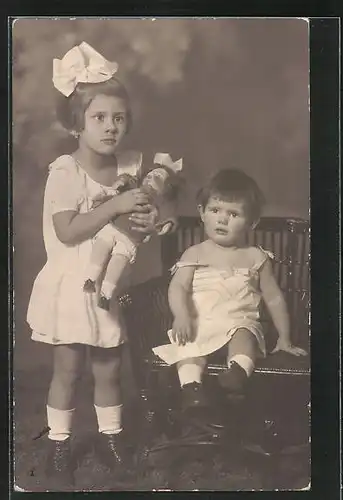 Foto-AK Grosse Schwester mit Puppe und Bruder
