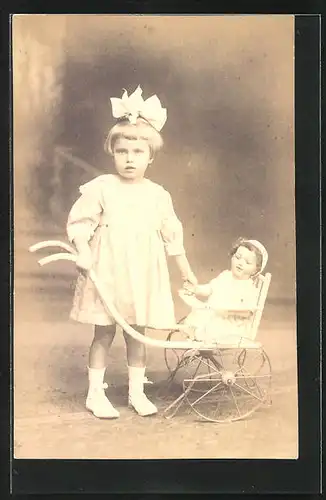 Foto-AK Mädchen mit Schleife und Puppe