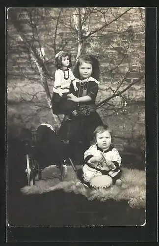 Foto-AK Mädchen mit Puppe und kleinem Bruder
