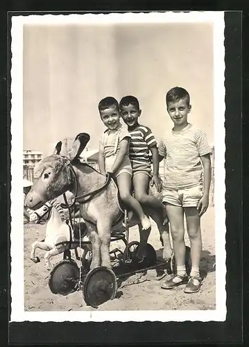 Foto-AK Kinder am Strand mit Spielzeug-Esel