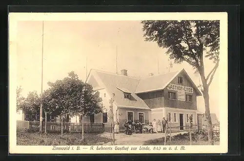 AK Zinnwald i. B., Gasthof Zur Linde mit Gästen