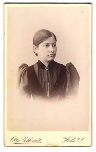 Fotografie Otto Gerhardt, Halle a. S., Grosse Ullrich Strasse 10, Junge Frau in Kleid mit Puffärmeln
