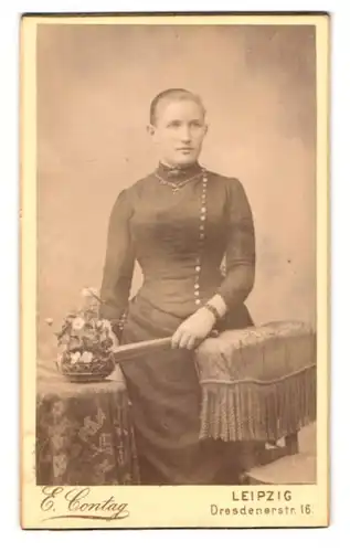 Fotografie E. Contag, Leipzig, Dresdenerstrasse 16, Bürgerliche Frau mit strenger Frisur und Kreuzkette